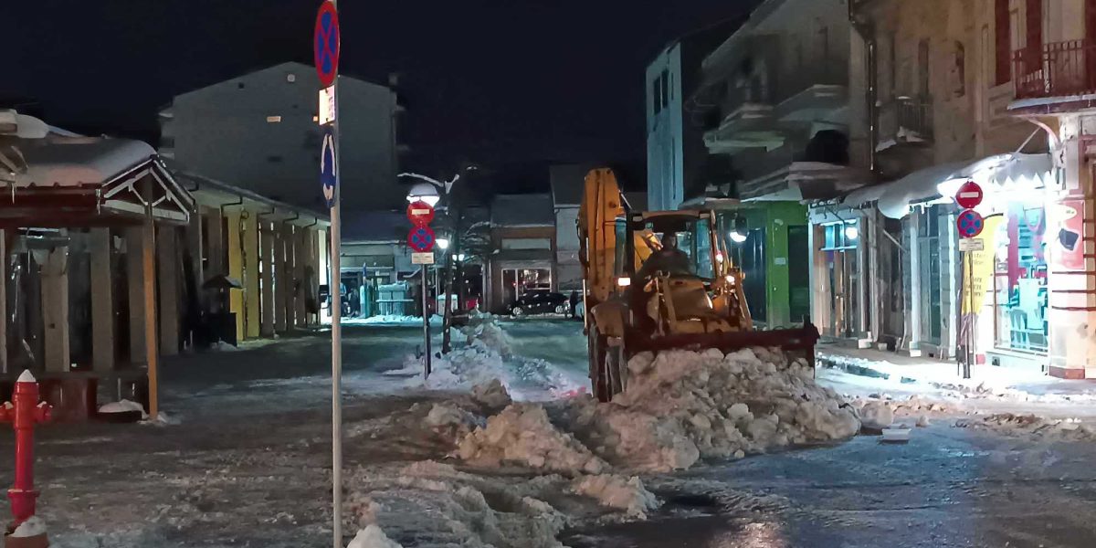 Απομάκρυνση χιονιού από τη λαϊκή αγορά της Φλώρινας